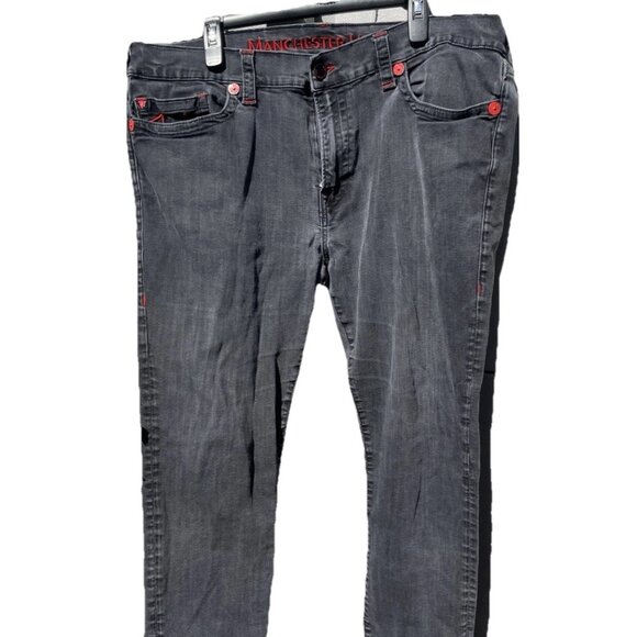 TRUE RELIGION Men’s Jean Sz 42 Manchester United Ricky Relaxed Red Embroidered - Picture 1 of 16
